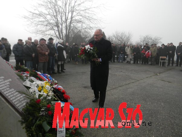 Koszorúzás a Tisza-parti emlékműnél Óbecsén (Fotó: Fehér Rózsa)