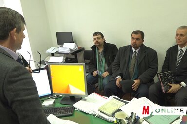 Szávay István (középen) a zentai szabálysértési bíróságon (Máriás Endre felvétele)