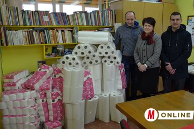 Csáki Andor, Kőműves Gizella és Mohácsi Zoltán az ajándékcsomag mellett (Lakatos János felvétele)