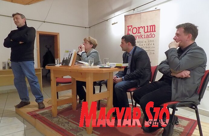Pejin Attila, Ózer Ágnes, Dévavári Zoltán és Virág Gábor a könyvbemutatón (Szögi Csaba felvétele) Pejin Attila, Ózer Ágnes, Dévavári Zoltán és Virág Gábor a könyvbemutatón (Szögi Csaba felvétele)