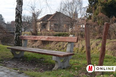 Tönkretett szemetes a parkban (Lakatos János felvétele)