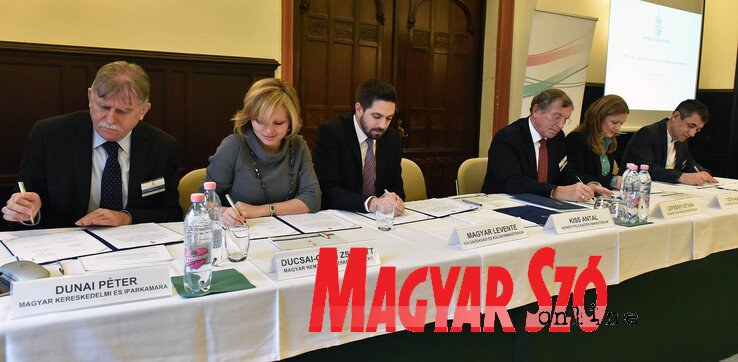 Aláírták a külhoni magyar fiatal vállalkozók évéről szóló elvi megállapodást (Ótos András felvétele) Aláírták a külhoni magyar fiatal vállalkozók évéről szóló elvi megállapodást (Ótos András felvétele)