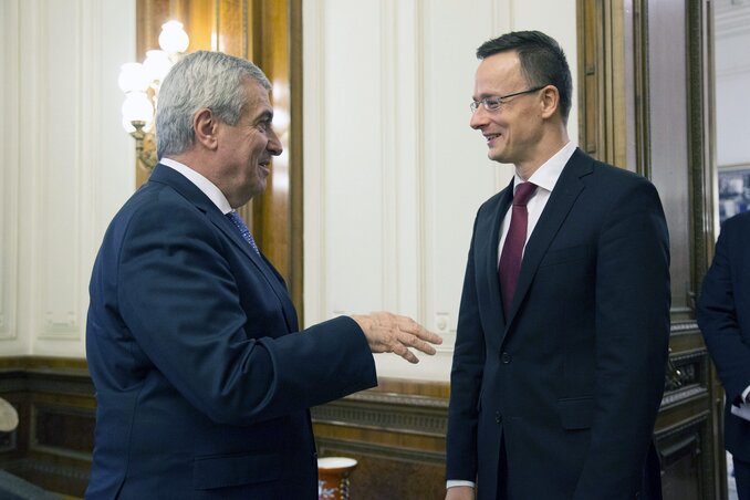 Szijjártó Péter külgazdasági és külügyminiszter Calin Popescu Tariceanuval, a román szenátus elnökével tárgyalásukon Bukarestben (Fotó: MTI)