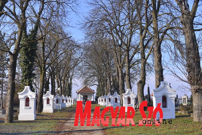 Megújult a katolikus temető kápolnája és a stációk (Molnár Edvárd felvétele) Megújult a katolikus temető kápolnája és a stációk (Molnár Edvárd felvétele)