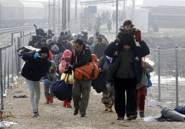 Migránsok a macedón határon (Fotó: Beta/AP)