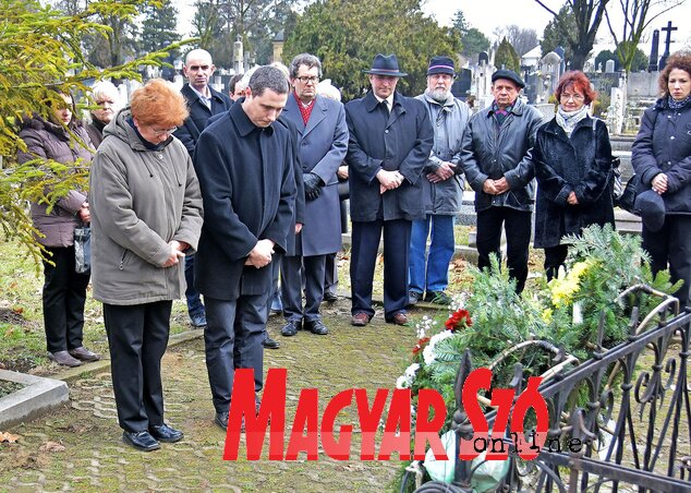Koszorúzás a szabadságharc áldozatainak sírhelyénél (Gergely Árpád felvétele)
