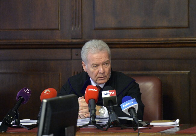 Kónya István tanácsvezető bíró ismerteti a Kúria határozatát (Fotó: MTI)