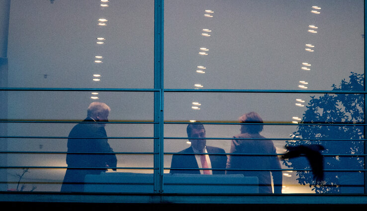 Sigmar Gabriel német közgazdasági miniszter, Horst Seehofer bajor kormányzó és Angela Merkel német kancellár Merkel irodájában (Fotó: Beta/AP)