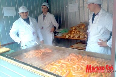 Lesz kolbász minden mennyiségben (Fotó: Fekete J. József)