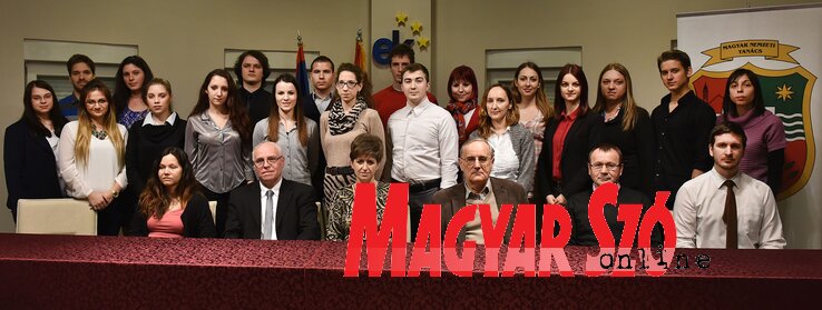 Az ösztöndíjhitel tulajdonosai az MNT képviselőinek és a program védnökeinek társaságában (Ótos András felvétele)
