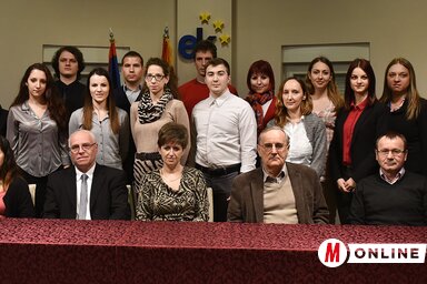 Az ösztöndíjhitel tulajdonosai az MNT képviselőinek és a program védnökeinek társaságában (Ótos András felvétele)