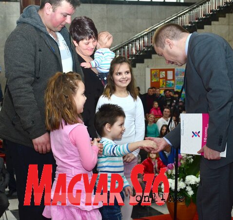 Bálint György és családja a tartományi kormányfővel (Fotó: Dávid Csilla)