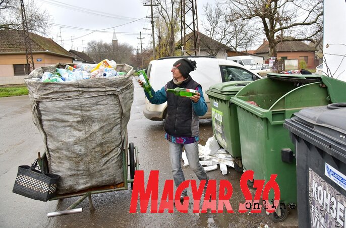 A pillepalackok miatt a nyakát is törheti valaki (Gergely Árpád felvétele)