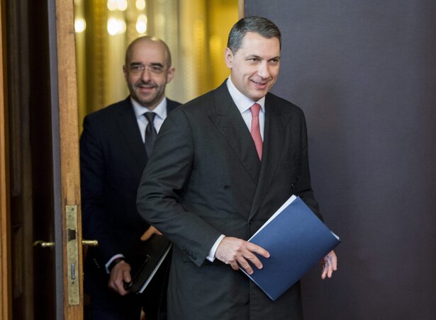 Lázár János megérkezik a sajtótájékoztatóra (Fotó: MTI)