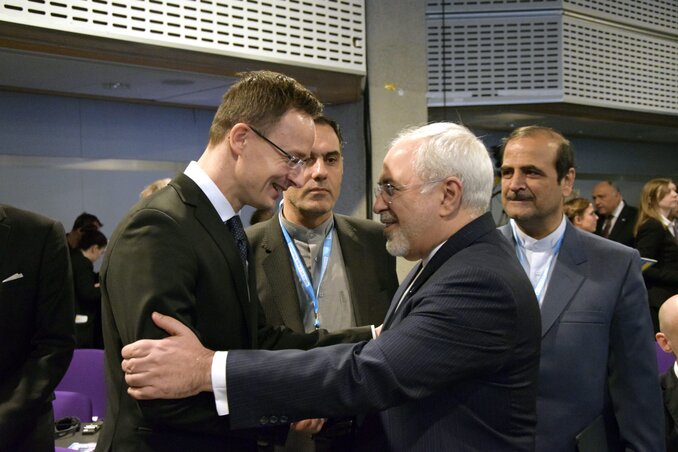 Szijjártó Péter magyar és Mohamad Dzsavad Zarif iráni külügyminiszter üdvözlik egymást az adományozó konferencián (Fotó: MTI/KKM)
