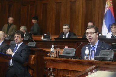 Aleksandar Vučić kormányfő indokolta meg a tőle jobbra ülő Bratislav Gašić menesztését (Fotó: Miloš Miškov/Beta)