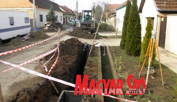 Csatornázási munkálatok a József Attila utcában (Csincsik Zsolt felvétele) Csatornázási munkálatok a József Attila utcában (Csincsik Zsolt felvétele)