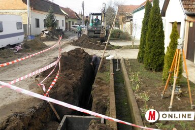 Csatornázási munkálatok a József Attila utcában (Csincsik Zsolt felvétele)