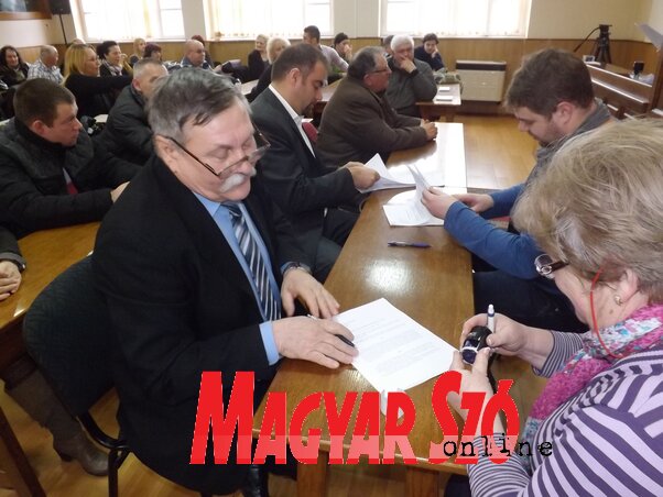 Szerződéskötés a polgári szervezetek és Topolya polgármestere között (Szabó Anikó felvétele)