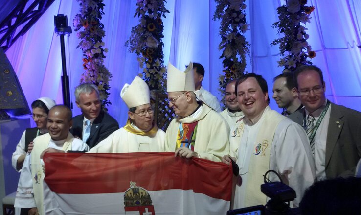 Erdő Péter bíboros (középen) 2016. január 31-én a Fülöp-szigeteki Cebuban az 51. eucharisztikus világkongresszust lezáró szentmisén, ahol Ferenc pápa videoüzenetben jelentette be, hogy Magyarországon rendezik meg a következő világkongresszust 2020-ban (MTI-fotó: Az Esztergom-Budapesti Főegyházmegye)