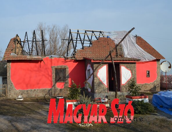 A tűzben a tetőszerkezet teljes egészében tönkrement (Lakatos János felvétele) A tűzben a tetőszerkezet teljes egészében tönkrement (Lakatos János felvétele)