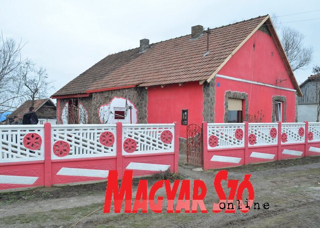 Kívülről már szinte teljesen eltűntek a tűz nyomai (Lakatos János felvétele) Kívülről már szinte teljesen eltűntek a tűz nyomai (Lakatos János felvétele)