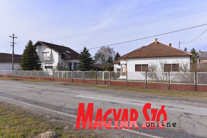 A két ház, a tragédia helyszíne (Molnár Edvárd felvétele) A két ház, a tragédia helyszíne (Molnár Edvárd felvétele)