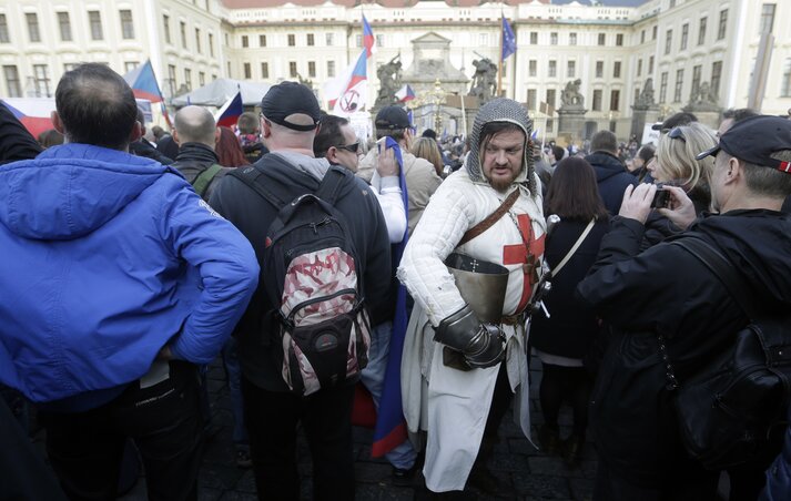 Keresztes lovag öltözékben az egyik tüntető (Fotó: Beta/AP)