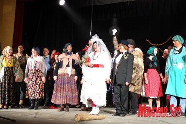 Jelenet a farsangi kabaréból (Góbor Béla felvétele)