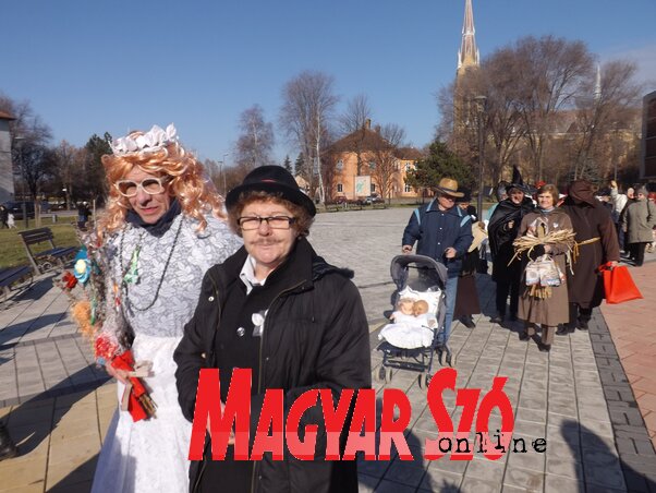 Téltemetők, tavaszköszöntők farsangi jelmezes felvonulása Topolyán (Szabó Anikó felvétele)
