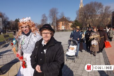 Téltemetők, tavaszköszöntők farsangi jelmezes felvonulása Topolyán (Szabó Anikó felvétele)