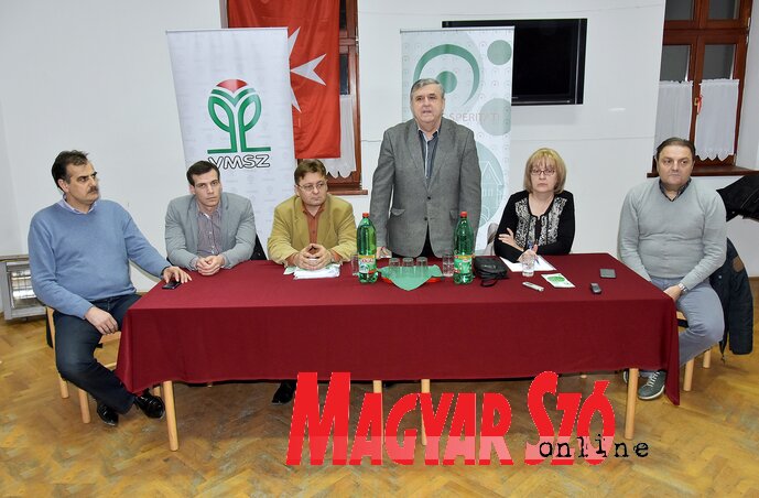 Nagy érdeklődés mellett tartottak lakossági fórumot Csókán (Gergely Árpád felvétele)