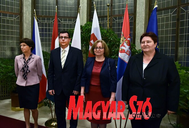 A nagykövetek várják az ünnepség vendégeit: (balról jobbra) Ivana Hlavsova cseh nagykövet, Pintér Attila magyar nagykövet, Hanna Dalewska-Greń lengyel nagykövet és Dagmara Repčekova szlovák nagykövet (Ótos András felvétele)