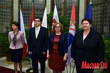 A nagykövetek várják az ünnepség vendégeit: (balról jobbra) Ivana Hlavsova cseh nagykövet, Pintér Attila magyar nagykövet, Hanna Dalewska-Greń lengyel nagykövet és Dagmara Repčekova szlovák nagykövet (Ótos András felvétele)