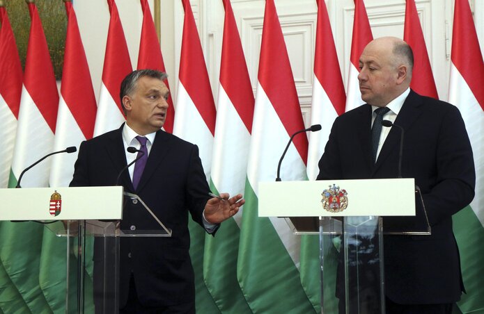 Orbán Viktort miskolci sajtótájékoztatóján kérdezték a Magyar Időkben megjelentekkel kapcsolatban (Fotó: MTI)