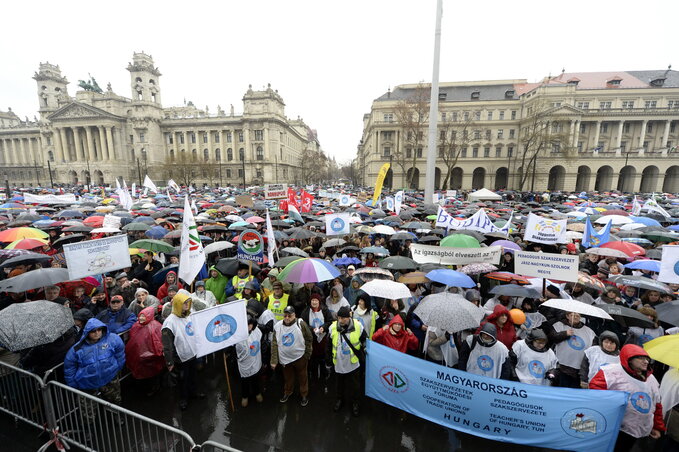 Az eső ellenére sok ezren gyűltek össze (MTI)