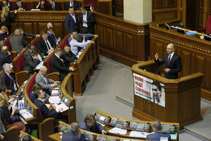 Arszenyij Jacenyuk miniszterelnök hivatalos éves beszámolóját tartja (Fotó: Beta)