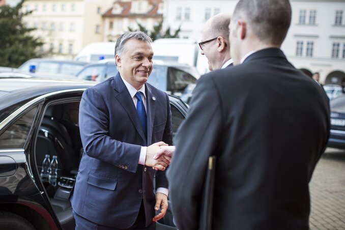 A megérkező Orbán Viktort üdvözölte Bohuslav Sobotka (Fotó: MTI)