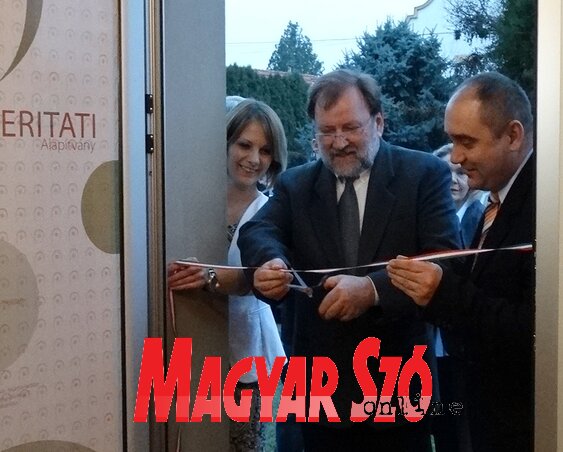 Prof. dr. Nagy Imre és dr. Menyhárt Attila megnyitja a temerini Prosperitati-irodát (Góbor Béla felvétele)