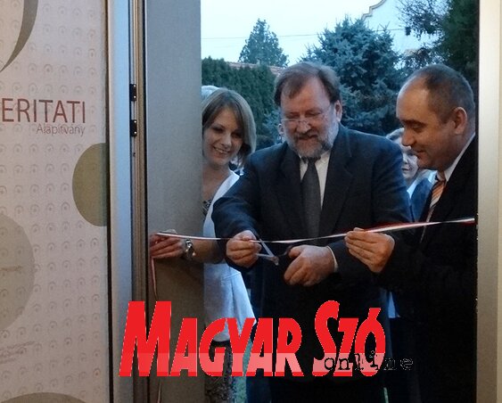Prof. dr. Nagy Imre és dr. Menyhárt Attila megnyitja a temerini Prosperitati-irodát (Góbor Béla felvétele) Prof. dr. Nagy Imre és dr. Menyhárt Attila megnyitja a temerini Prosperitati-irodát (Góbor Béla felvétele)