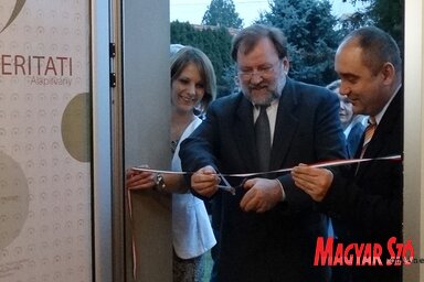 Prof. dr. Nagy Imre és dr. Menyhárt Attila megnyitja a temerini Prosperitati-irodát (Góbor Béla felvétele)