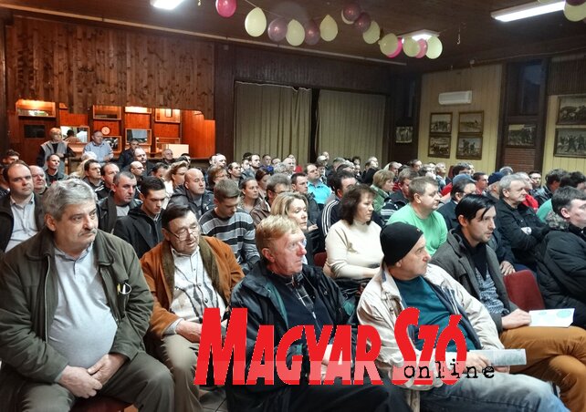 Telt ház a lakossági fórumon (Góbor Béla felvétele) Telt ház a lakossági fórumon (Góbor Béla felvétele)