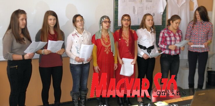 Az iskolai kórus és a Faid testvérek szíriai dalokat énekeltek (Csincsik Zsolt felvétele) Az iskolai kórus és a Faid testvérek szíriai dalokat énekeltek (Csincsik Zsolt felvétele)
