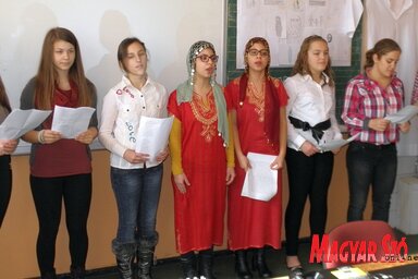 Az iskolai kórus és a Faid testvérek szíriai dalokat énekeltek (Csincsik Zsolt felvétele)