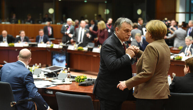 Angela Merkel német kancellár Orbán Viktor magyar miniszterelnökkel beszélget (Fotó: Beta/AP)