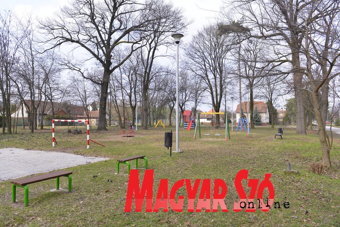 A Magyar László téren lévő játszótér is megújult (Fotó: Molnár Edvárd) A Magyar László téren lévő játszótér is megújult (Fotó: Molnár Edvárd)