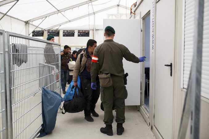 Bevándorlók az osztrák határon (Fotó: MTI)