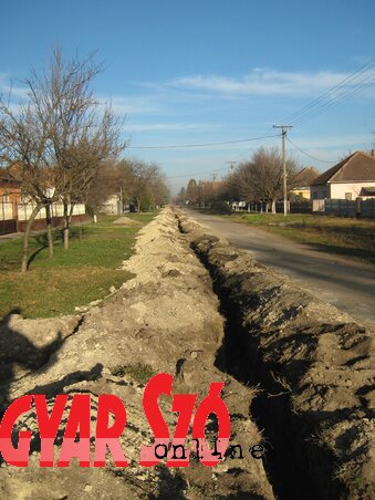 Elavult, vasból készült vízhálózati-csőrendszer cseréje a Május 13-a utcában (Szabó Anikó felvétele) Elavult, vasból készült vízhálózati-csőrendszer cseréje a Május 13-a utcában (Szabó Anikó felvétele)