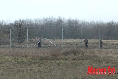 A magyar oldalon a katonaság és a rendőrség járőrözik (Hegedűs Dániel felvétele)