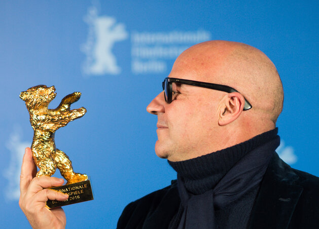Gianfranco Rosi rendező az Arany Medvével (Fotó: Beta/aP)
